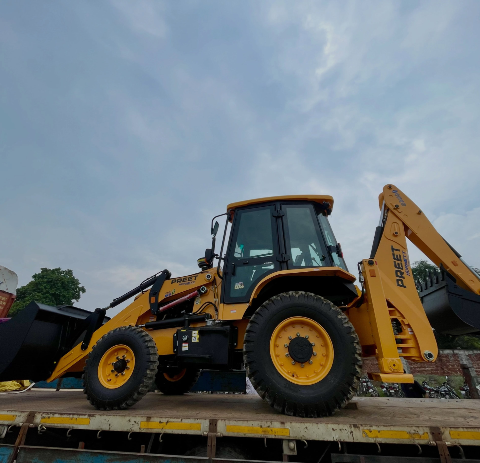 Preet Hornett backhoe loader photo 2