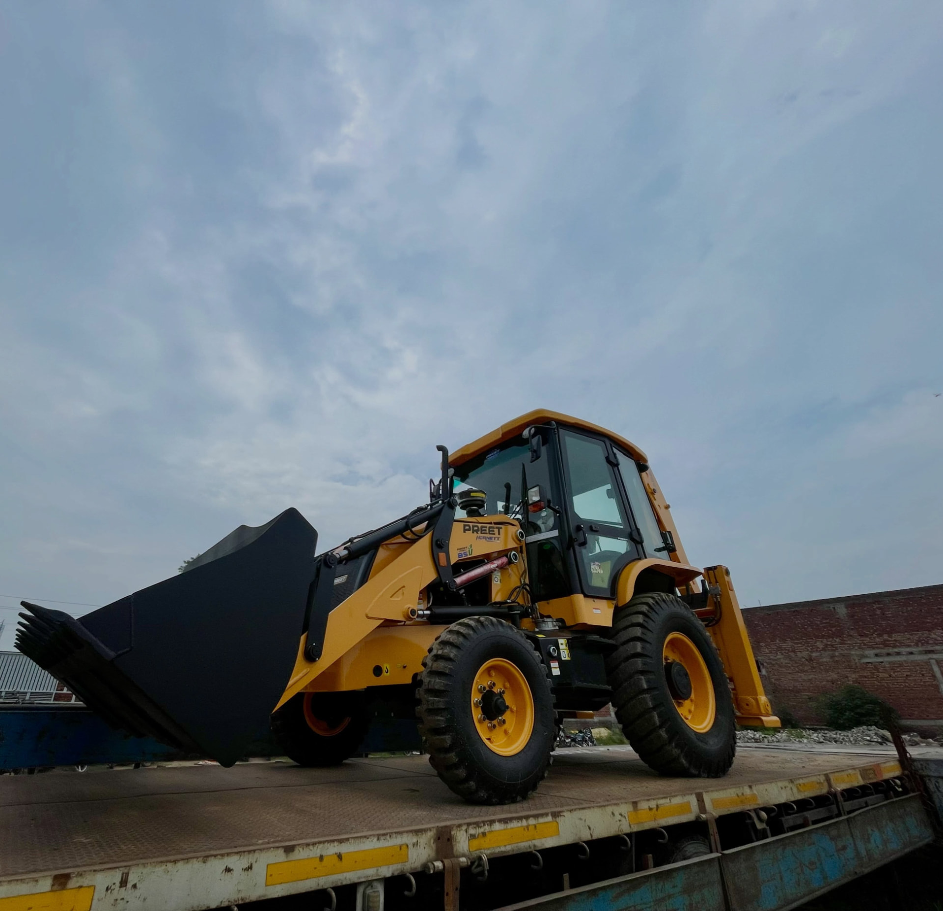 Preet Hornett backhoe loader photo 5